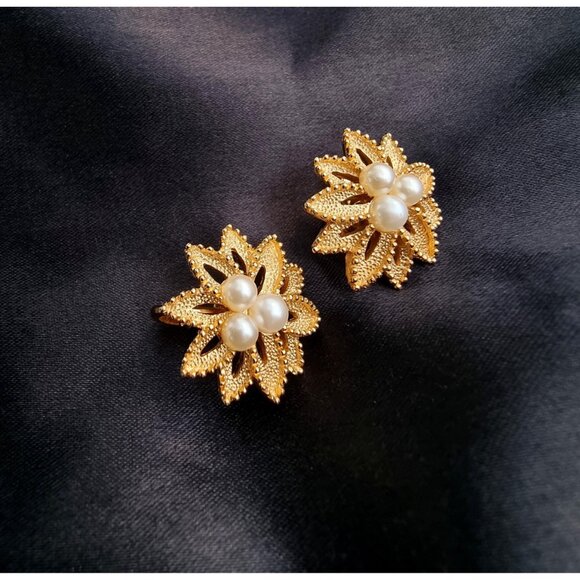 Vintage TRIFARI CROWN 1960s Signed Star Shape Gold Flower Faux Pearls Clip on Ea - Picture 5 of 8